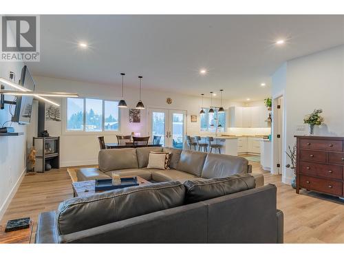 1070 Elkview Road, Castlegar, BC - Indoor Photo Showing Living Room