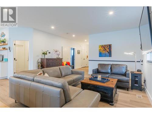 1070 Elkview Road, Castlegar, BC - Indoor Photo Showing Living Room