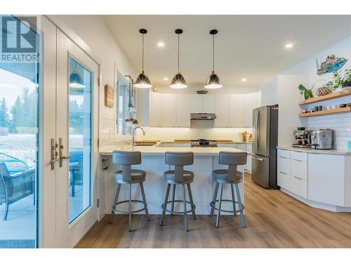 1070 Elkview Road, Castlegar, BC - Indoor Photo Showing Kitchen With Upgraded Kitchen