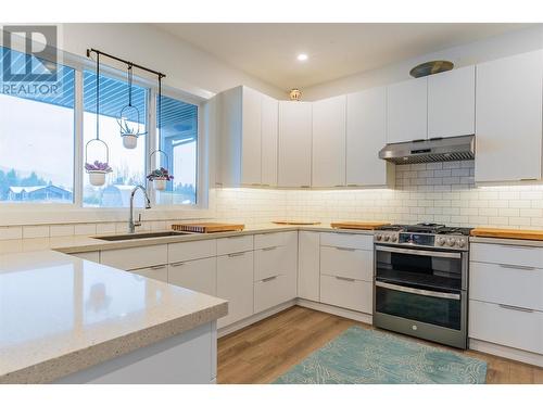 1070 Elkview Road, Castlegar, BC - Indoor Photo Showing Kitchen With Upgraded Kitchen