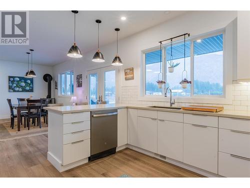 1070 Elkview Road, Castlegar, BC - Indoor Photo Showing Kitchen With Upgraded Kitchen