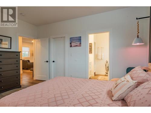 1070 Elkview Road, Castlegar, BC - Indoor Photo Showing Bedroom