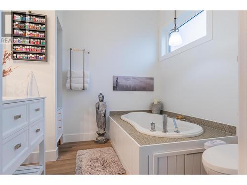 1070 Elkview Road, Castlegar, BC - Indoor Photo Showing Bathroom