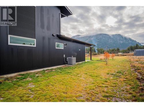 1070 Elkview Road, Castlegar, BC - Outdoor