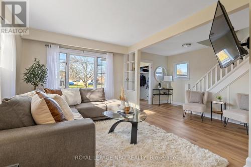 91 Saint George Street, Welland (772 - Broadway), ON - Indoor Photo Showing Living Room