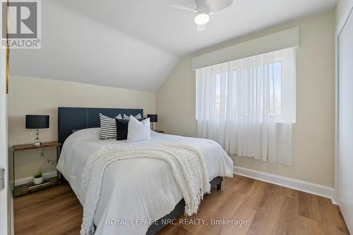 91 Saint George Street, Welland (772 - Broadway), ON - Indoor Photo Showing Bedroom