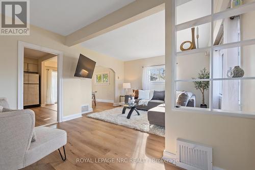 91 Saint George Street, Welland (772 - Broadway), ON - Indoor Photo Showing Living Room