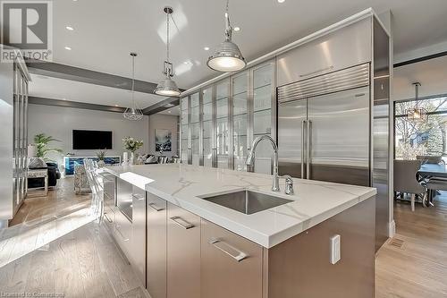 136 Avondale Court, Burlington, ON - Indoor Photo Showing Kitchen With Upgraded Kitchen