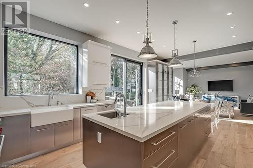 136 Avondale Court, Burlington, ON - Indoor Photo Showing Kitchen With Upgraded Kitchen