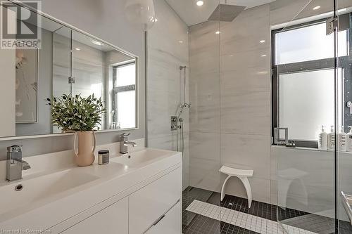 136 Avondale Court, Burlington, ON - Indoor Photo Showing Bathroom