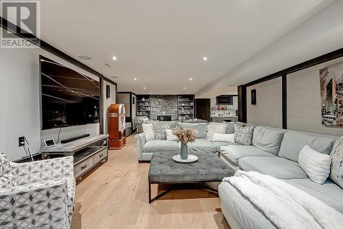 136 Avondale Court, Burlington, ON - Indoor Photo Showing Living Room