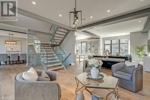 136 Avondale Court, Burlington, ON - Indoor Photo Showing Living Room