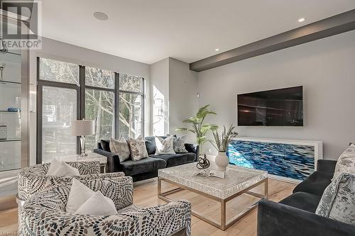 136 Avondale Court, Burlington, ON - Indoor Photo Showing Living Room