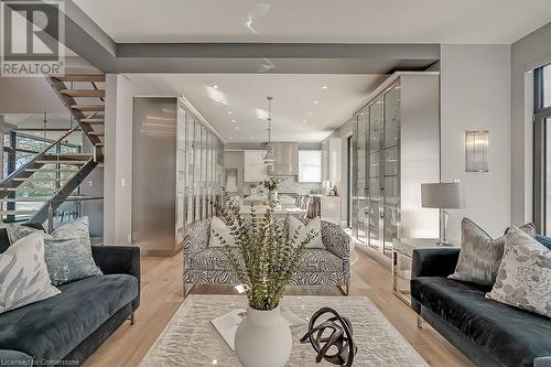 136 Avondale Court, Burlington, ON - Indoor Photo Showing Living Room