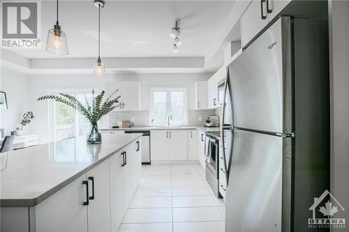 38 Barn Swallow Private, Ottawa, ON - Indoor Photo Showing Kitchen With Upgraded Kitchen