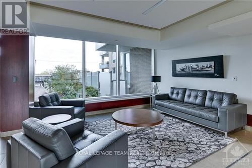 212 - 575 Byron Avenue, Ottawa, ON - Indoor Photo Showing Living Room