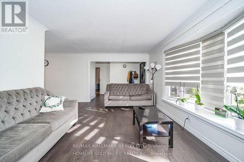 303 Wenlock Avenue, Richmond Hill, ON - Indoor Photo Showing Living Room