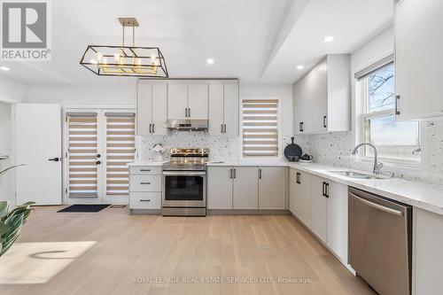 Upper - 63 Port Street W, Mississauga, ON - Indoor Photo Showing Kitchen With Upgraded Kitchen