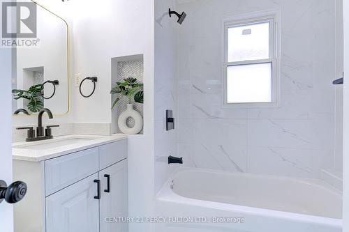 477 Britannia Avenue, Hamilton, ON - Indoor Photo Showing Bathroom