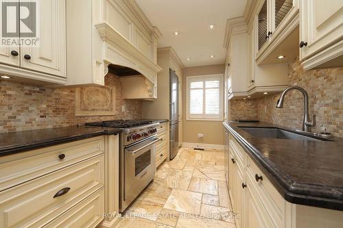 207 Lee Avenue, Whitby, ON - Indoor Photo Showing Kitchen With Upgraded Kitchen