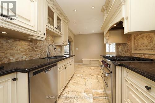 207 Lee Avenue, Whitby, ON - Indoor Photo Showing Kitchen With Upgraded Kitchen