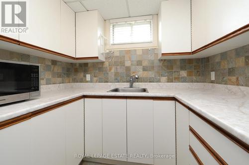 207 Lee Avenue, Whitby, ON - Indoor Photo Showing Kitchen