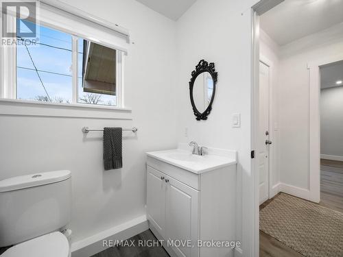 206 Mary Street, Orillia, ON - Indoor Photo Showing Bathroom