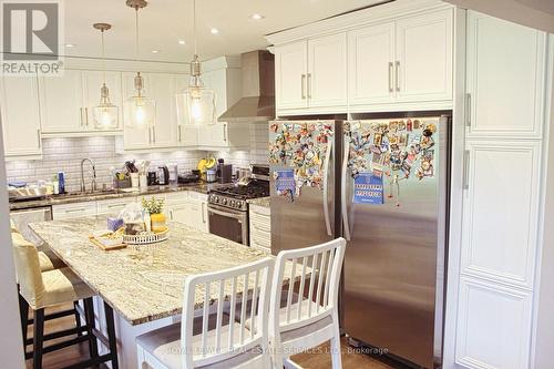 5153 Bunton Crescent, Burlington, ON - Indoor Photo Showing Kitchen With Upgraded Kitchen