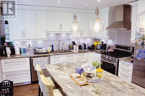 5153 Bunton Crescent, Burlington, ON - Indoor Photo Showing Kitchen With Upgraded Kitchen