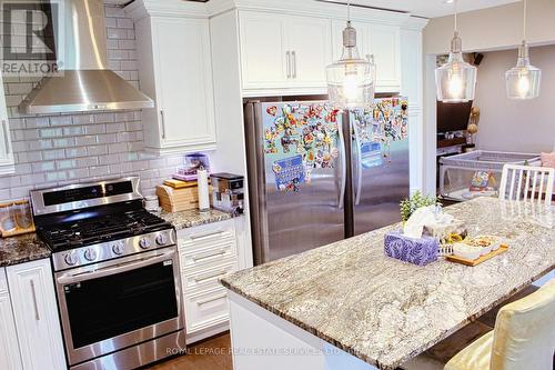 5153 Bunton Crescent, Burlington, ON - Indoor Photo Showing Kitchen With Upgraded Kitchen