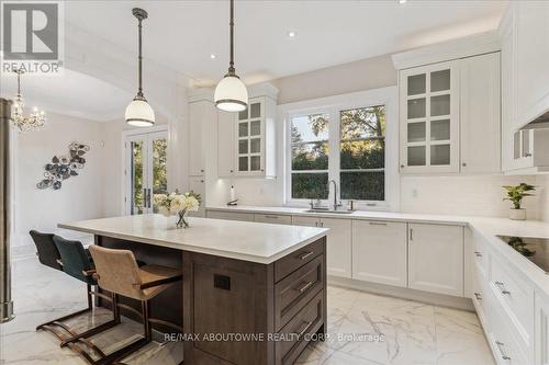 122 Sybella Drive, Oakville, ON - Indoor Photo Showing Kitchen With Upgraded Kitchen