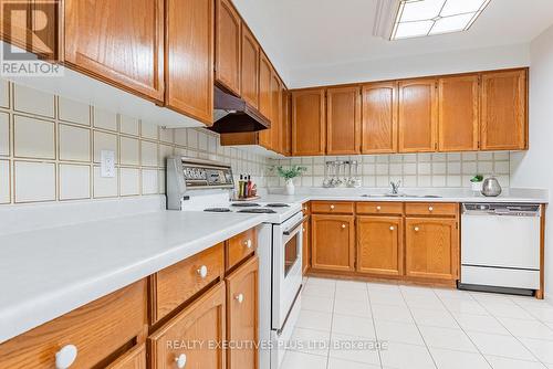 202 - 2175 Marine Drive, Oakville, ON - Indoor Photo Showing Kitchen