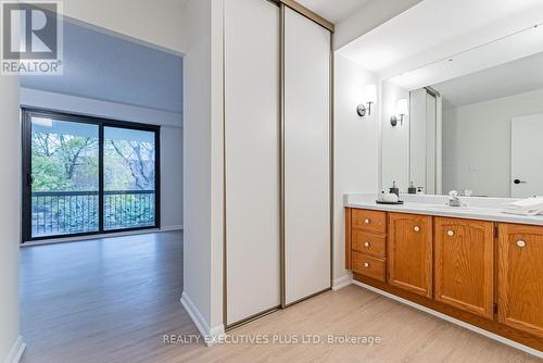 202 - 2175 Marine Drive, Oakville, ON - Indoor Photo Showing Bathroom