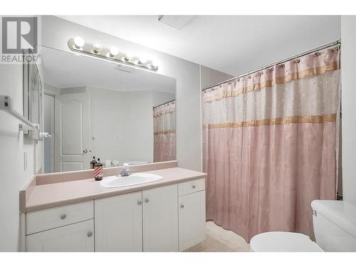 933 Harvey Avenue Unit# 110, Kelowna, BC - Indoor Photo Showing Bathroom