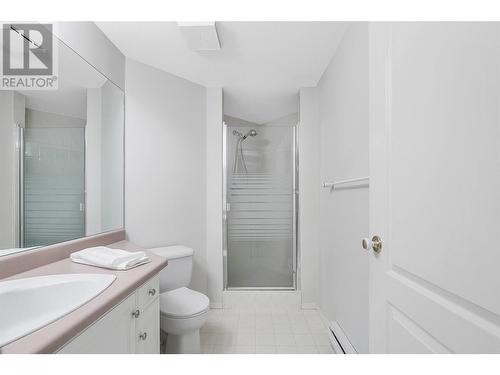 933 Harvey Avenue Unit# 110, Kelowna, BC - Indoor Photo Showing Bathroom