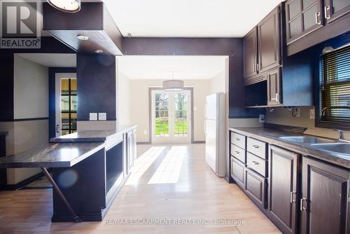 5 Porter Avenue, Haldimand, ON - Indoor Photo Showing Kitchen With Double Sink