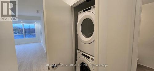 428 - 181 Sheppard Ave Avenue S, Toronto, ON - Indoor Photo Showing Laundry Room