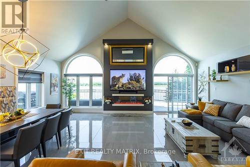 3835 Old Highway 17, Clarence-Rockland, ON - Indoor Photo Showing Living Room