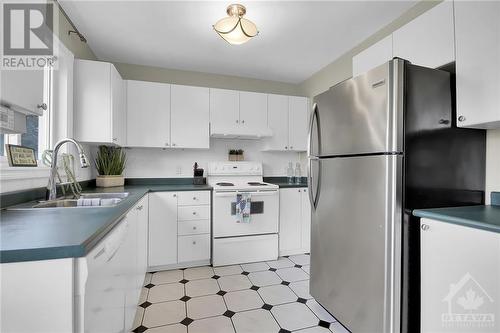 1284 Ben Royal Avenue, Greely, ON - Indoor Photo Showing Kitchen