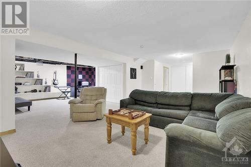 1284 Ben Royal Avenue, Greely, ON - Indoor Photo Showing Living Room