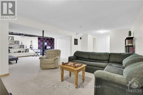 1284 Ben Royal Avenue, Ottawa, ON - Indoor Photo Showing Living Room