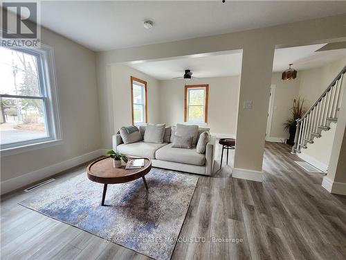 14 Oak Street, South Glengarry, ON - Indoor Photo Showing Living Room