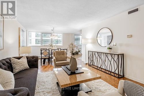 1007 - 360 Bloor Street E, Toronto, ON - Indoor Photo Showing Living Room