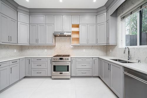 9065 164 Street, Surrey, BC - Indoor Photo Showing Kitchen With Double Sink With Upgraded Kitchen