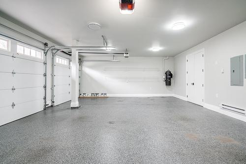 9065 164 Street, Surrey, BC - Indoor Photo Showing Garage