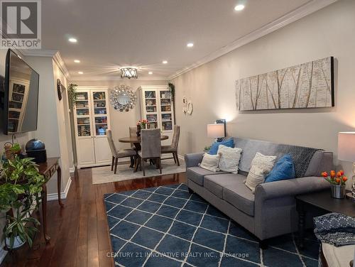 7326 Redfox Road, Mississauga, ON - Indoor Photo Showing Living Room