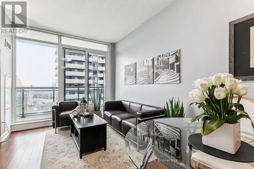 3010 - 4070 Confederation Parkway, Mississauga, ON - Indoor Photo Showing Living Room