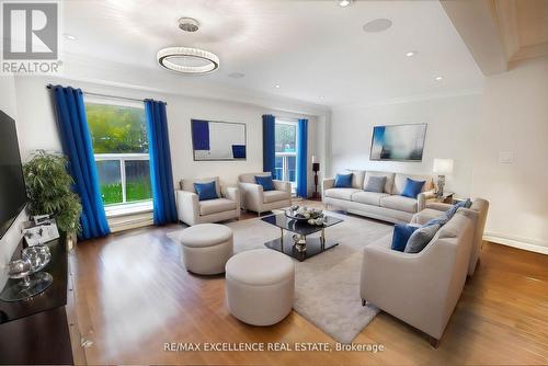 206 Drummond Drive, Vaughan, ON - Indoor Photo Showing Living Room