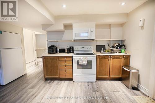 206 Drummond Drive, Vaughan, ON - Indoor Photo Showing Kitchen