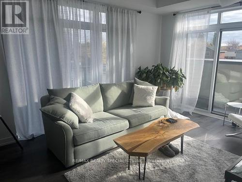 246 - 5055 Greenlane Road, Lincoln, ON - Indoor Photo Showing Living Room